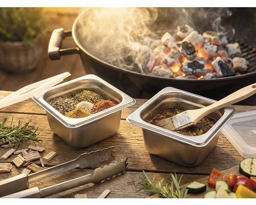 Grillszene mit Gewürzen, Marinade und Grillkohle