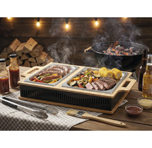 Szene mit Grill, Warmhalteplatte mit Grillgut, Saucen, Getränken und Grillzange.