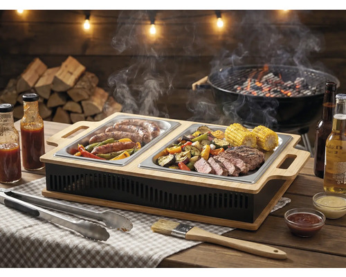 Szene mit Grill, Warmhalteplatte mit Grillgut, Saucen, Getränken und Grillzange.