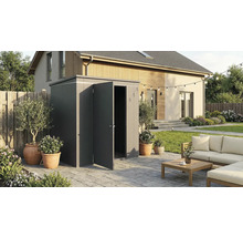 Garten Szene mit Gerätehaus, Gartenmöbeln und Pflanzen auf der Terrasse.