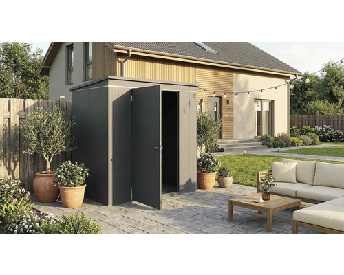 Garten Szene mit Gerätehaus, Gartenmöbeln und Pflanzen auf der Terrasse.