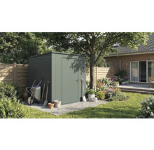 Gartenszene mit Gerätehaus, Schubkarre und Gartengeräten vor einem Haus