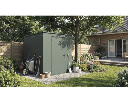 Gartenszene mit Gerätehaus, Schubkarre und Gartengeräten vor einem Haus