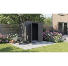 Garten mit Metallgerätehaus, Schubkarre, Spaten und Blumen