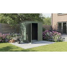 Gartenszene mit Metallgartenhaus, Schubkarre und Gartengeräten vor Blumenbeet