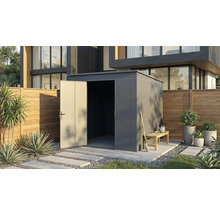 Gartenschuppen mit geöffneter Tür in einem Garten