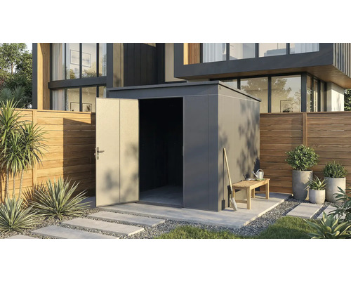 Gartenschuppen mit geöffneter Tür in einem Garten