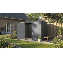 Gartenhaus mit geöffneter Tür in einem gepflegten Garten