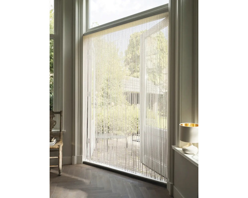 Dekorative Fadengardine vor einer Terrassentür