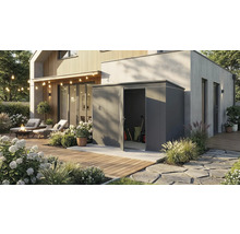 Gartenszene mit modernem Gerätehaus und geöffneten Türen