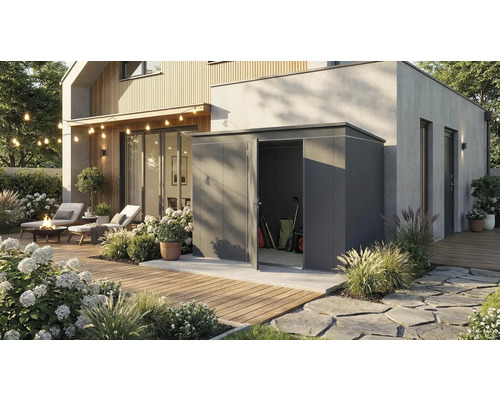 Gartenszene mit modernem Gerätehaus und geöffneten Türen