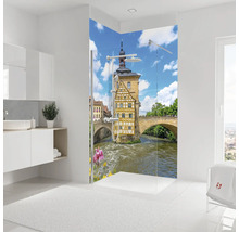 Helles Badezimmer mit begehbarer Dusche, Glaswand und einer Fotowand mit dem Motiv des Alten Rathaus in Bamberg.