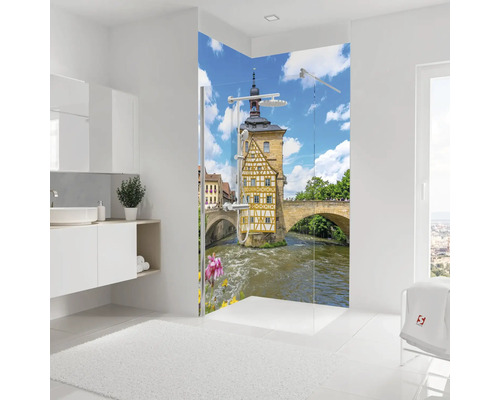 Helles Badezimmer mit begehbarer Dusche, Glaswand und einer Fotowand mit dem Motiv des Alten Rathaus in Bamberg.