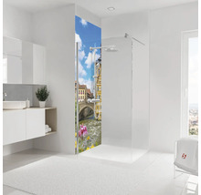 Begehbare Dusche mit bedruckter Glasrückwand mit Stadtmotiv, modernem Duschsystem und hell gestalteter Badezimmereinrichtung.