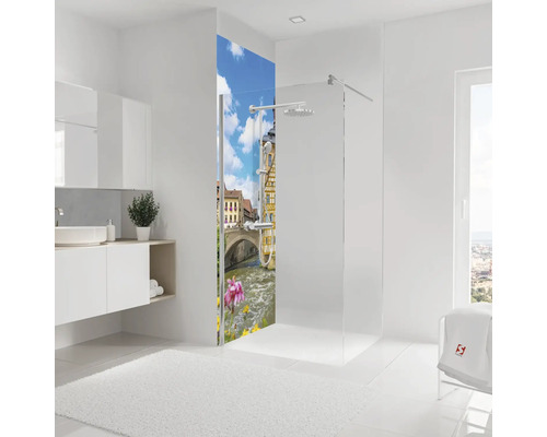 Begehbare Dusche mit bedruckter Glasrückwand mit Stadtmotiv, modernem Duschsystem und hell gestalteter Badezimmereinrichtung.