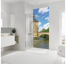 Helles Badezimmer mit Walk-In-Dusche, dekorativer Duschrückwand mit historischem Stadtmotiv und Waschtischunterschrank.