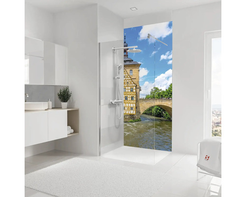 Helles Badezimmer mit Walk-In-Dusche, dekorativer Duschrückwand mit historischem Stadtmotiv und Waschtischunterschrank.