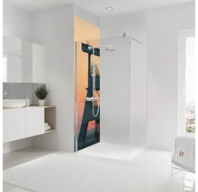 Modernes Badezimmer mit begehbarer Glasdusche, Rückwand mit Förderturm-Motiv bei Sonnenuntergang und verchromter Armatur.