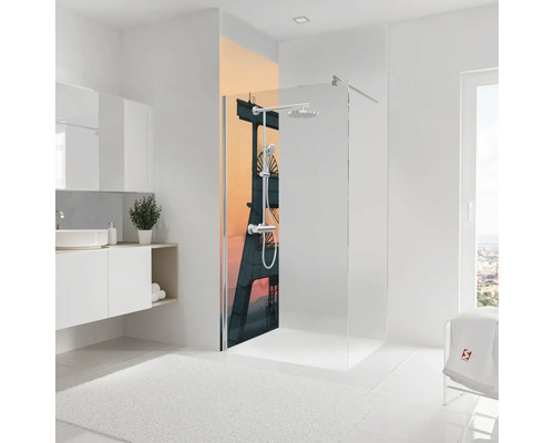 Modernes Badezimmer mit begehbarer Glasdusche, Rückwand mit Förderturm-Motiv bei Sonnenuntergang und verchromter Armatur.
