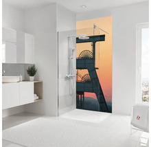 Modernes Badezimmer mit begehbarer Dusche, Glaswand und dekorativer Rückwand mit Förderturm-Motiv bei Sonnenuntergang.