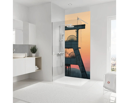Modernes Badezimmer mit begehbarer Dusche, Glaswand und dekorativer Rückwand mit Förderturm-Motiv bei Sonnenuntergang.