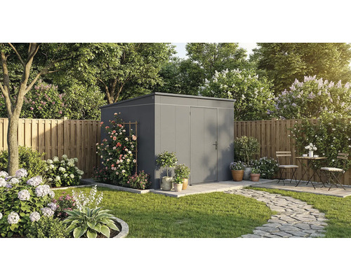 Gartenszene mit einem grauen Gerätehaus, umgeben von Blumenbeeten und einem gepflasterten Weg.