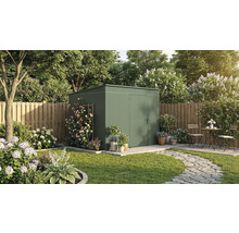 Gartenszene mit Gerätehaus, Pflanzen und Gartenmöbeln auf Rasenfläche