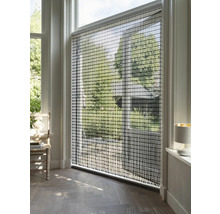 Innenraum mit Fenster und modernem Rollosystem zur Lichtregulierung