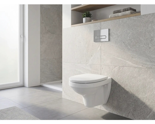 Hänge-WC in einem Badezimmer mit Fliesenwand und Fenster