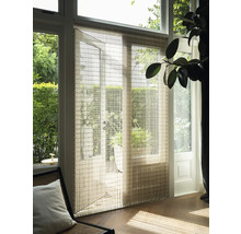 Innenansicht mit Flächenvorhang vor einer Terrassentür, der das Tageslicht sanft filtert