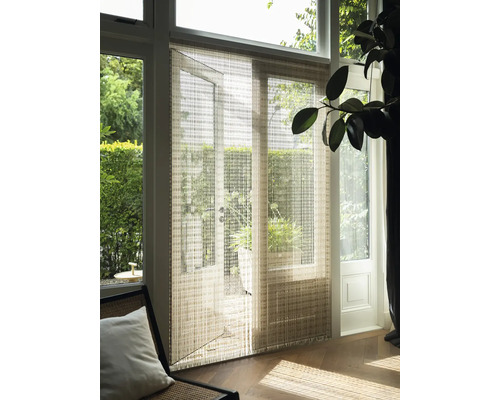 Innenansicht mit Flächenvorhang vor einer Terrassentür, der das Tageslicht sanft filtert