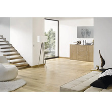 Hell gestalteter, geräumiger Wohnbereich mit modernem Bodenbelag in Holzoptik, einer freischwebenden Treppe und einem Sideboard.