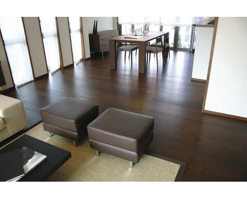 Dunkler Parkettboden in einem modern eingerichteten Wohnzimmer mit Essbereich, Holztisch und Sitzhockern.