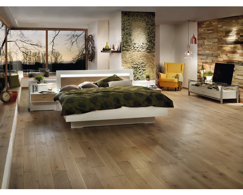 Geräumiges, helles Schlafzimmer mit Parkettboden aus Echtholz, modernem Bett, Mooswand und dekorativer Wandverkleidung aus Holz.