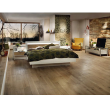 Modernes, helles Eichenparkett in einem geräumigen Schlafzimmer mit großem Bett, Mooswand und Fernsehschrank.