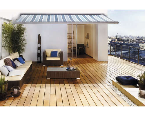 Gestreifte Markise über einer Dachterrasse mit Holzdeck, Polyrattan-Loungemöbeln und Stadtblick.