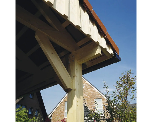 Detail einer Holz-Dachkonstruktion mit Stützpfosten, Kopfbalken und Sparren.