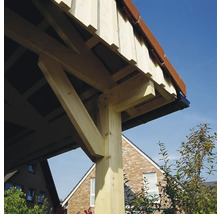Detail einer Holz-Dachkonstruktion mit Stützpfosten, Kopfbalken und Sparren.