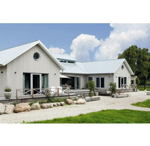 Modernes Wohnhaus mit vertikaler Holzfassade, großer Holzterrasse und Kiesgarten mit Natursteinen.