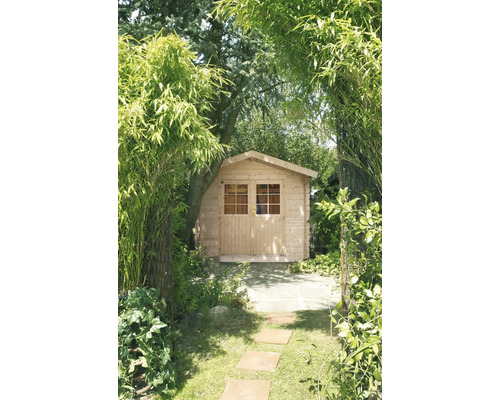 Gartenhaus aus Holz mit Satteldach und Doppelflügeltür inklusive Fensterausschnitten, umgeben von dichtem Grün und Bäumen im Garten.