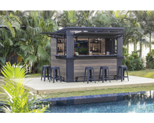 Outdoor Bar mit Hockern auf Holzdeck nahe dem Pool