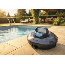 Poolroboter auf einer Terrasse neben einem Schwimmbecken