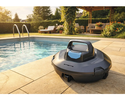 Poolroboter auf einer Terrasse neben einem Schwimmbecken