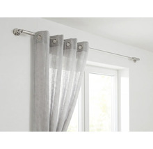 Gardine an Edelstahl Seilgardinenstange vor Fenster