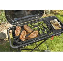 Weber Traveler Gasgrill mit Steaks und Brokkoli auf dem Grillrost