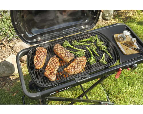 Weber Traveler Gasgrill mit Steaks und Brokkoli auf dem Grillrost