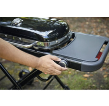 Gasgrill mit Hand am Temperaturregler