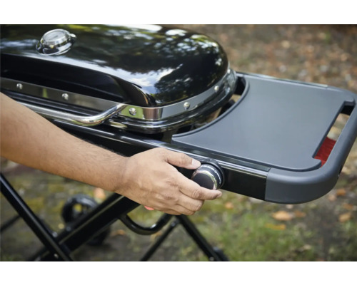 Gasgrill mit Hand am Temperaturregler