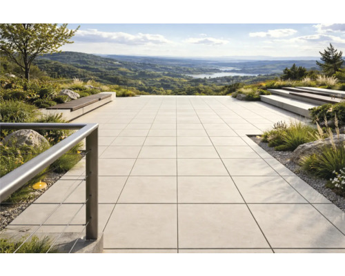 Terrasse mit quadratischen Fliesen, Sitzbänken und weiter Aussicht