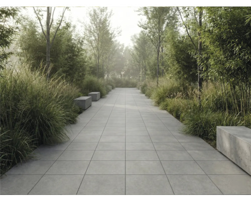 Gartenweg mit quadratischen Pflastersteinen und Bänken